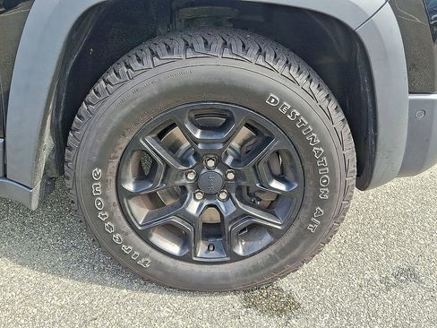 Used 2019 Jeep Cherokee Trailhawk AWD/4WD image 33