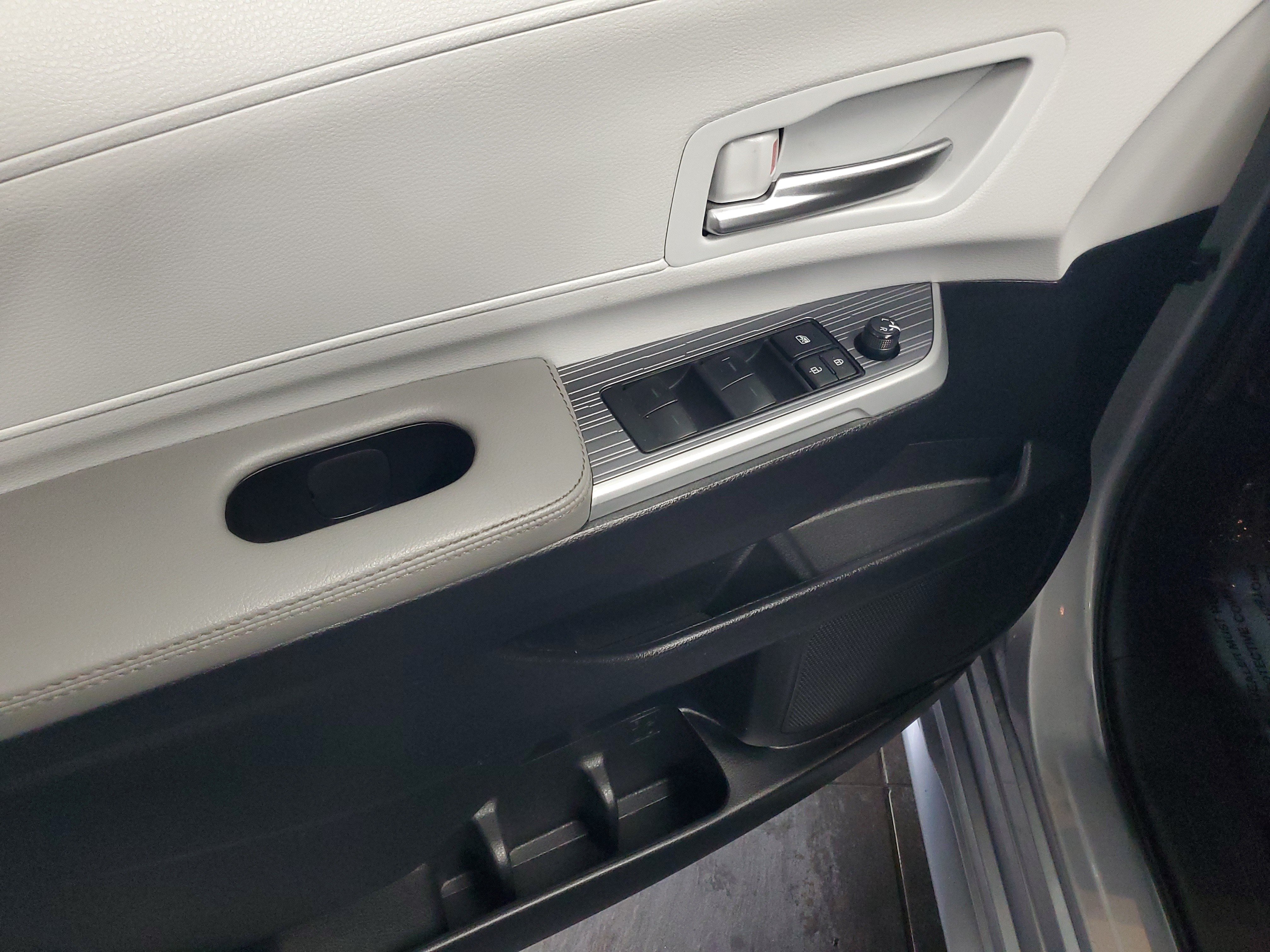 Certified 2025 Toyota Sienna XLE FWD image 24
