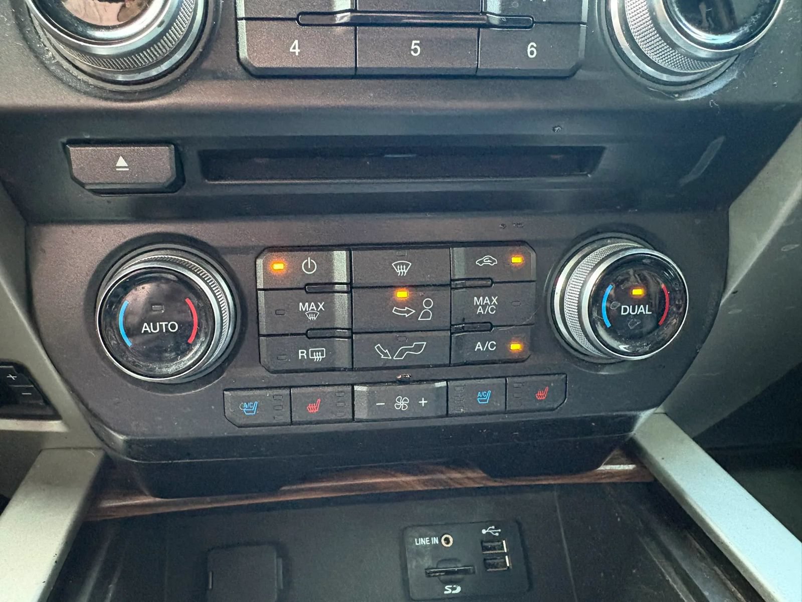 Used 2015 Ford F150 Lariat w/ Equipment Group 502A Luxury AWD/4WD image 14