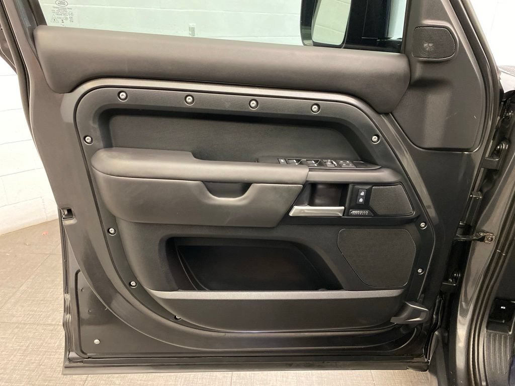 Used 2025 Land Rover Defender 110 X-Dynamic SE AWD/4WD image 19