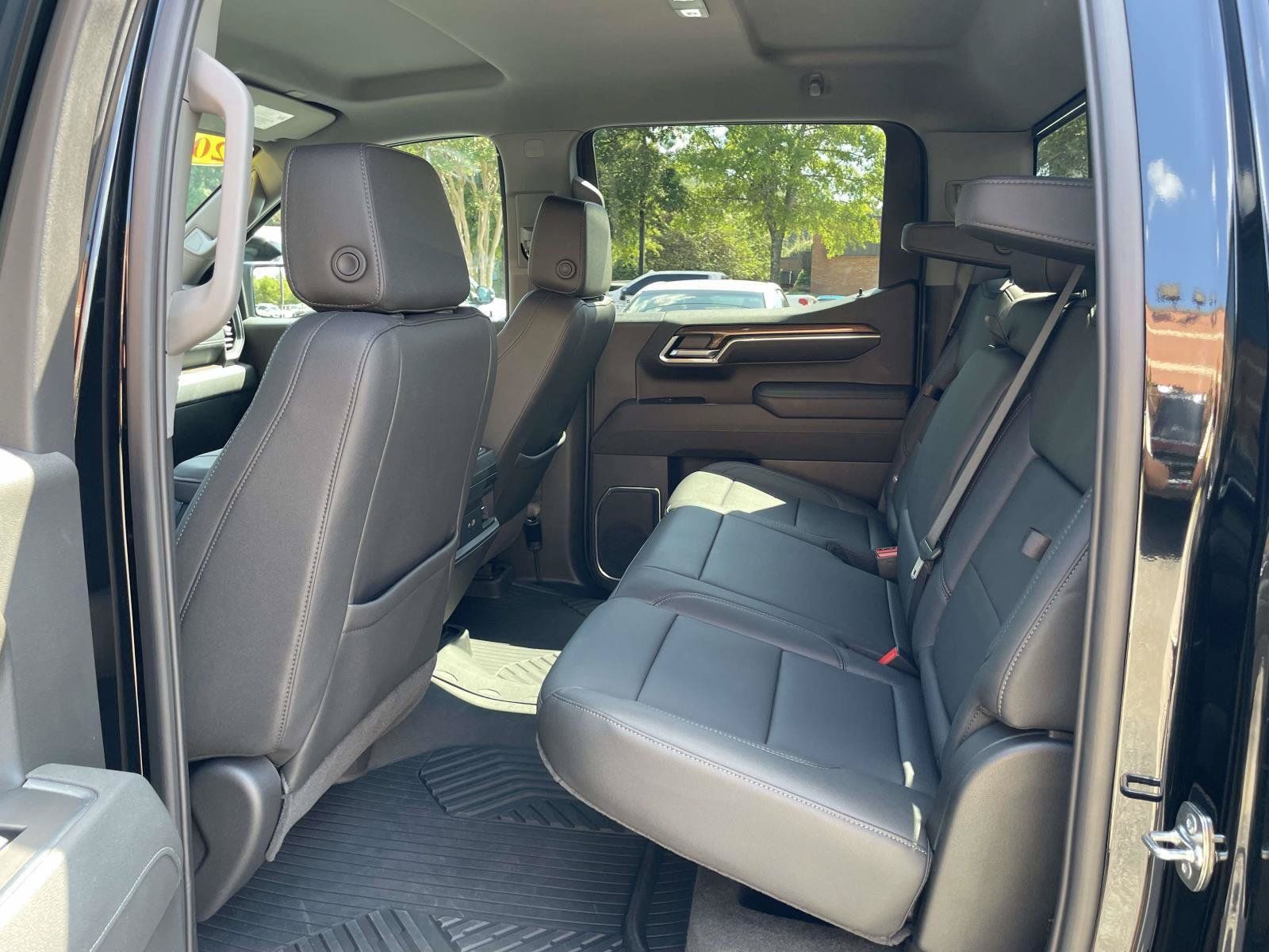 Used 2026 Chevrolet Silverado 1500 LT Trail Boss w/ LT Trail Boss Premium Package AWD/4WD image 3