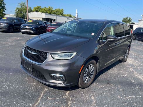 Used 2022 Chrysler Pacifica Touring-L w/ Uconnect Theater Family Group FWD image 3