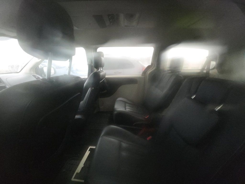 Used 2014 Chrysler Town & Country Touring FWD image 10