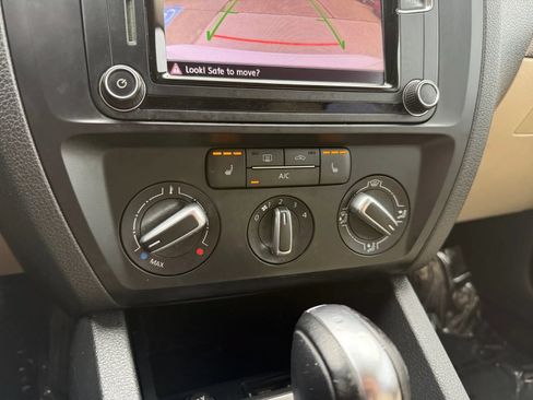 Used 2017 Volkswagen Jetta SE FWD image 30