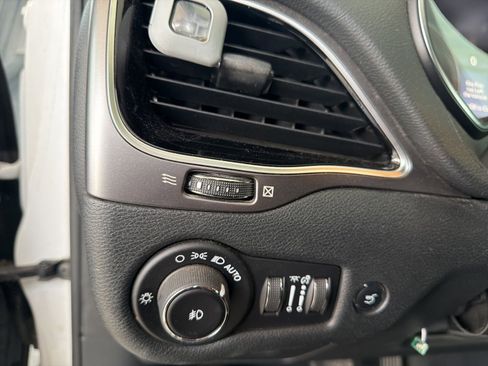 Used 2019 Jeep Cherokee Limited w/ Luxury Group FWD image 7