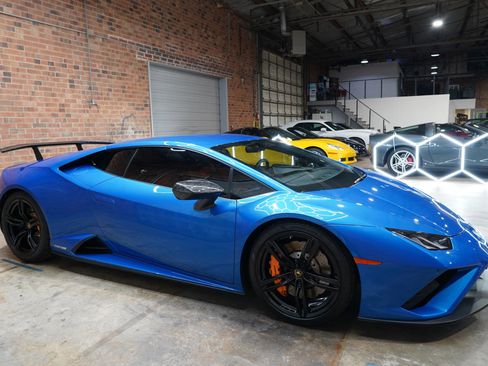 Used 2020 Lamborghini Huracan EVO RWD image 3
