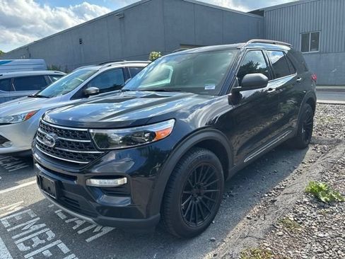 Certified 2021 Ford Explorer XLT w/ Equipment Group 202A AWD/4WD image 4