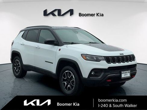 Used 2025 Jeep Compass Trailhawk AWD/4WD image 3