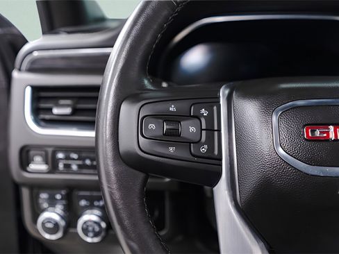 Used 2022 GMC Yukon XL SLT w/ SLT Luxury Package image 11