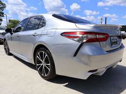 Used 2018 Toyota Camry SE w/ Convenience Package FWD image 4