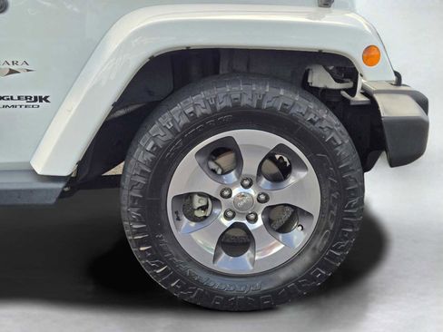 Used 2018 Jeep Wrangler Unlimited Sahara AWD/4WD image 12