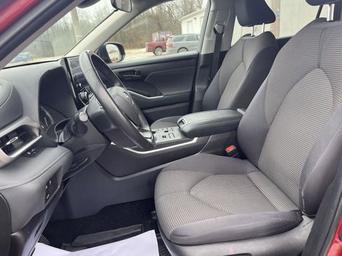 Used 2024 Toyota Highlander LE AWD/4WD image 16
