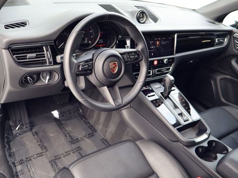 Certified 2025 Porsche Macan image 4