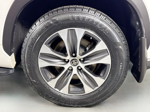 Certified 2022 Toyota Highlander XLE image 32