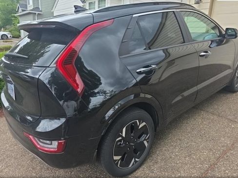 Used 2024 Kia Niro Wave w/ Wave Preserve Package FWD image 2