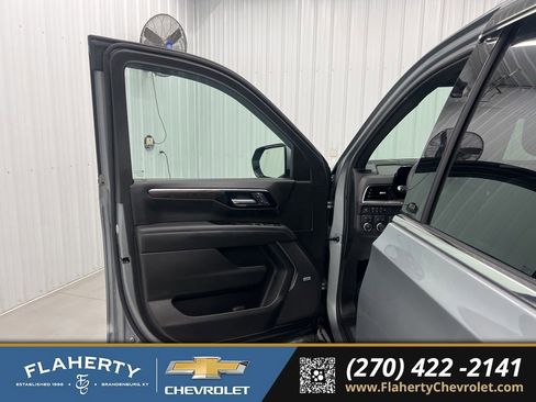 Used 2025 Chevrolet Suburban LT w/ Comfort Package AWD/4WD image 8
