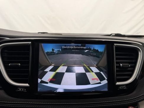 Used 2023 Chrysler Pacifica Limited FWD image 39