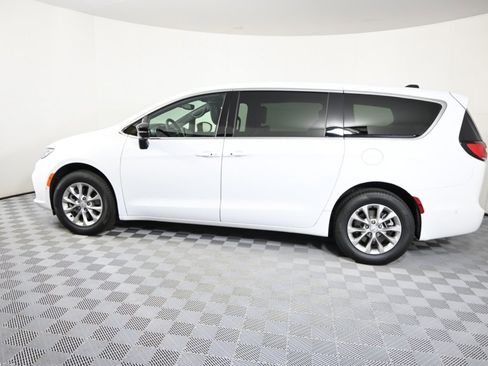 Used 2025 Chrysler Pacifica Select image 3