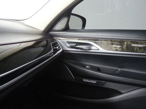 Used 2017 BMW 740i image 26