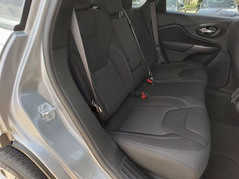 Used 2020 Jeep Cherokee Latitude FWD image 24