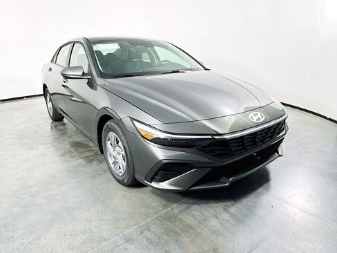 Certified 2025 Hyundai Elantra SE image 3
