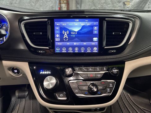 Used 2018 Chrysler Pacifica Limited w/ Tire & Wheel Group FWD image 19