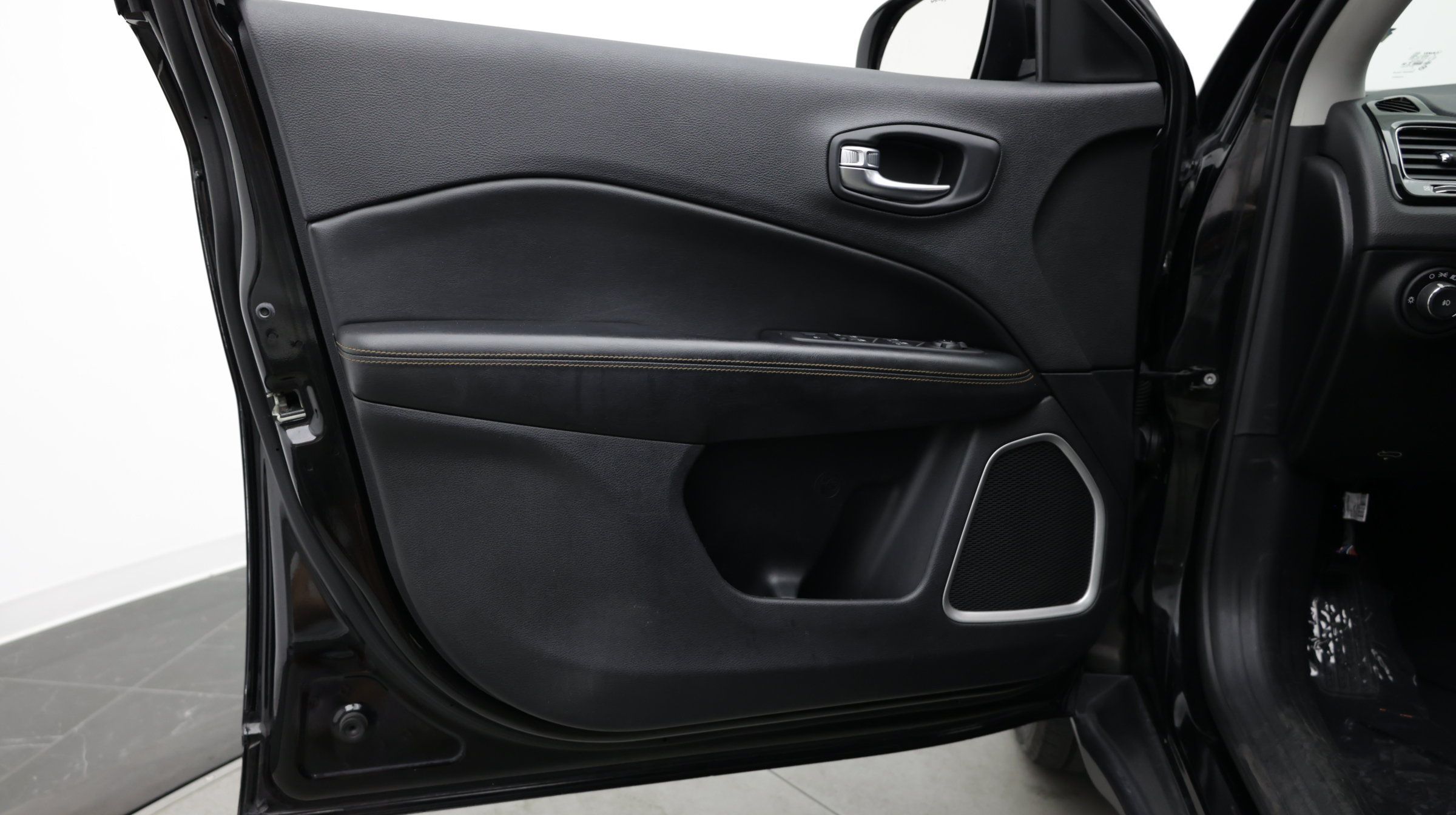 Used 2020 Jeep Compass Limited FWD image 13