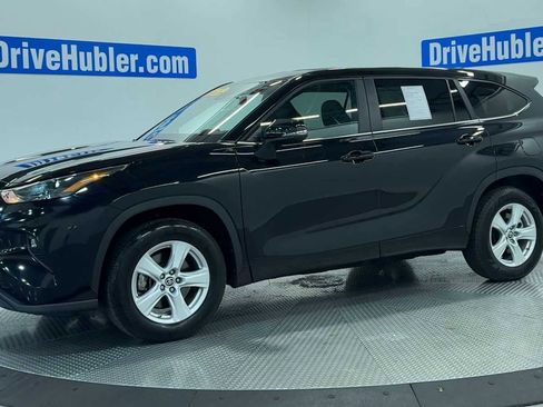 Used 2025 Toyota Highlander LE FWD image 4