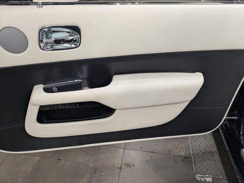 Used 2019 Rolls-Royce Dawn image 25