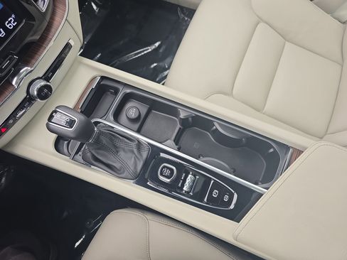 Used 2021 Volvo XC60 T5 Momentum w/ Premium Package image 23