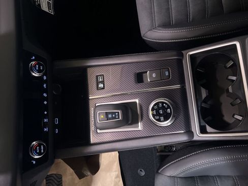 New 2025 Mitsubishi Outlander SE image 18