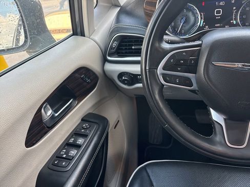 Used 2022 Chrysler Pacifica Limited FWD image 15