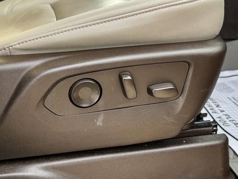 Used 2022 Chevrolet Suburban Z71 w/ Luxury Package image 17