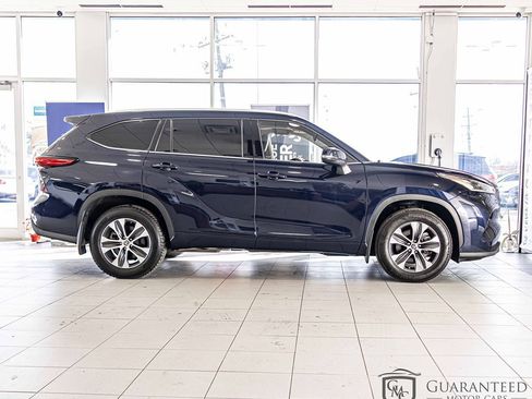 Used 2021 Toyota Highlander XLE AWD/4WD image 9