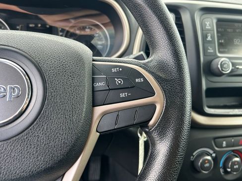 Used 2016 Jeep Cherokee Sport FWD image 18