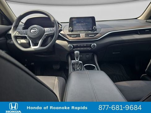 Used 2024 Nissan Altima 2.5 SV FWD image 12