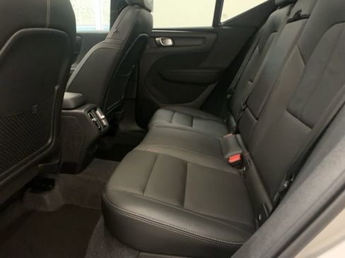 Used 2025 Volvo XC40 B5 Plus image 9