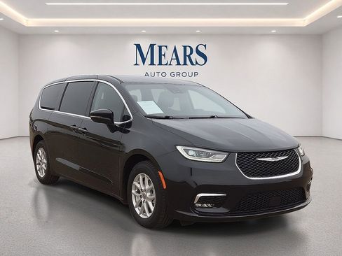 Used 2023 Chrysler Pacifica Touring-L FWD image 7