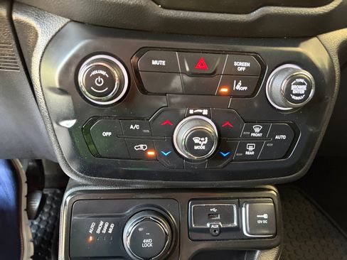 Used 2023 Jeep Renegade Latitude AWD/4WD image 12
