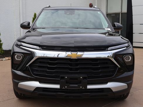 Used 2025 Chevrolet TrailBlazer LT AWD/4WD image 2