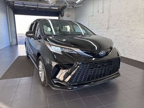 Certified 2023 Toyota Sienna XSE image 2