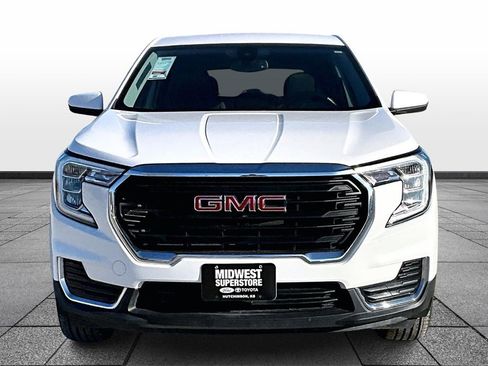 Used 2024 GMC Terrain SLE image 3