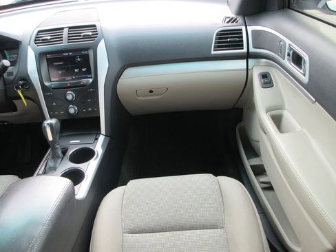 Used 2013 Ford Explorer XLT image 18