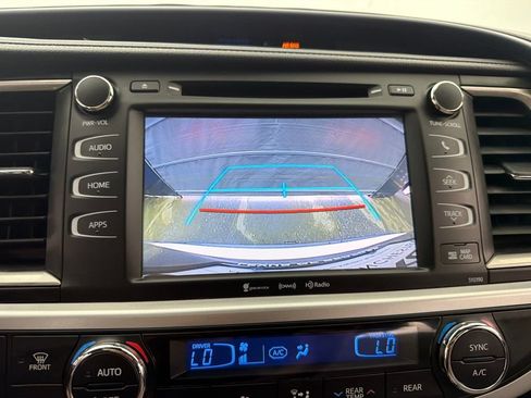 Used 2019 Toyota Highlander XLE AWD/4WD image 18