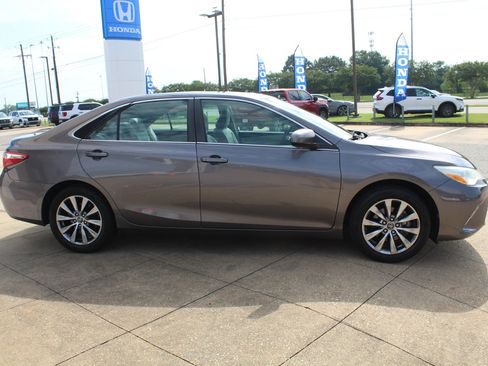 Used 2017 Toyota Camry XLE w/ Moonroof Package FWD image 3