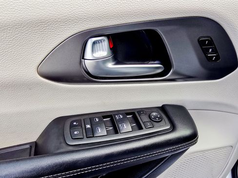 Used 2022 Chrysler Pacifica Touring-L FWD image 18