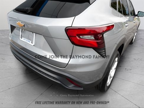 Used 2025 Chevrolet Trax LS w/ LS Convenience Package image 7