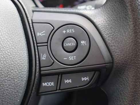 Used 2022 Toyota RAV4 XLE AWD/4WD image 6