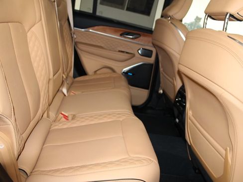 Used 2024 Jeep Grand Cherokee Summit AWD/4WD image 33