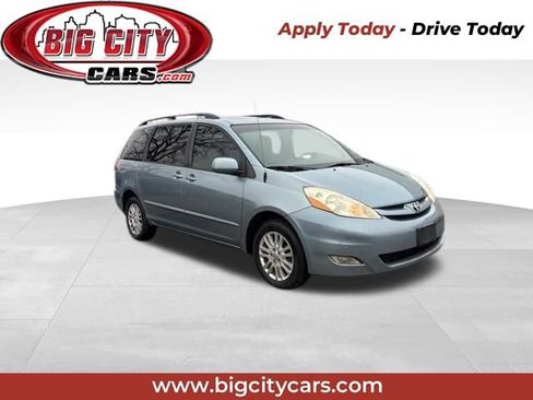 Used 2009 Toyota Sienna XLE image 1